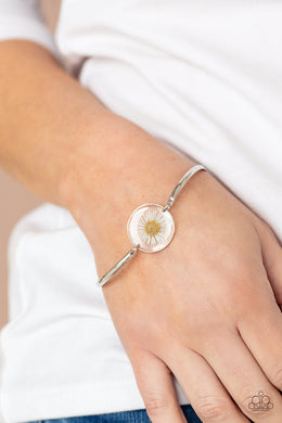 PRE-ORDER - Paparazzi Cottage Season - White Daisy Encased in Glass - Bracelet - $5 Jewelry with Ashley Swint