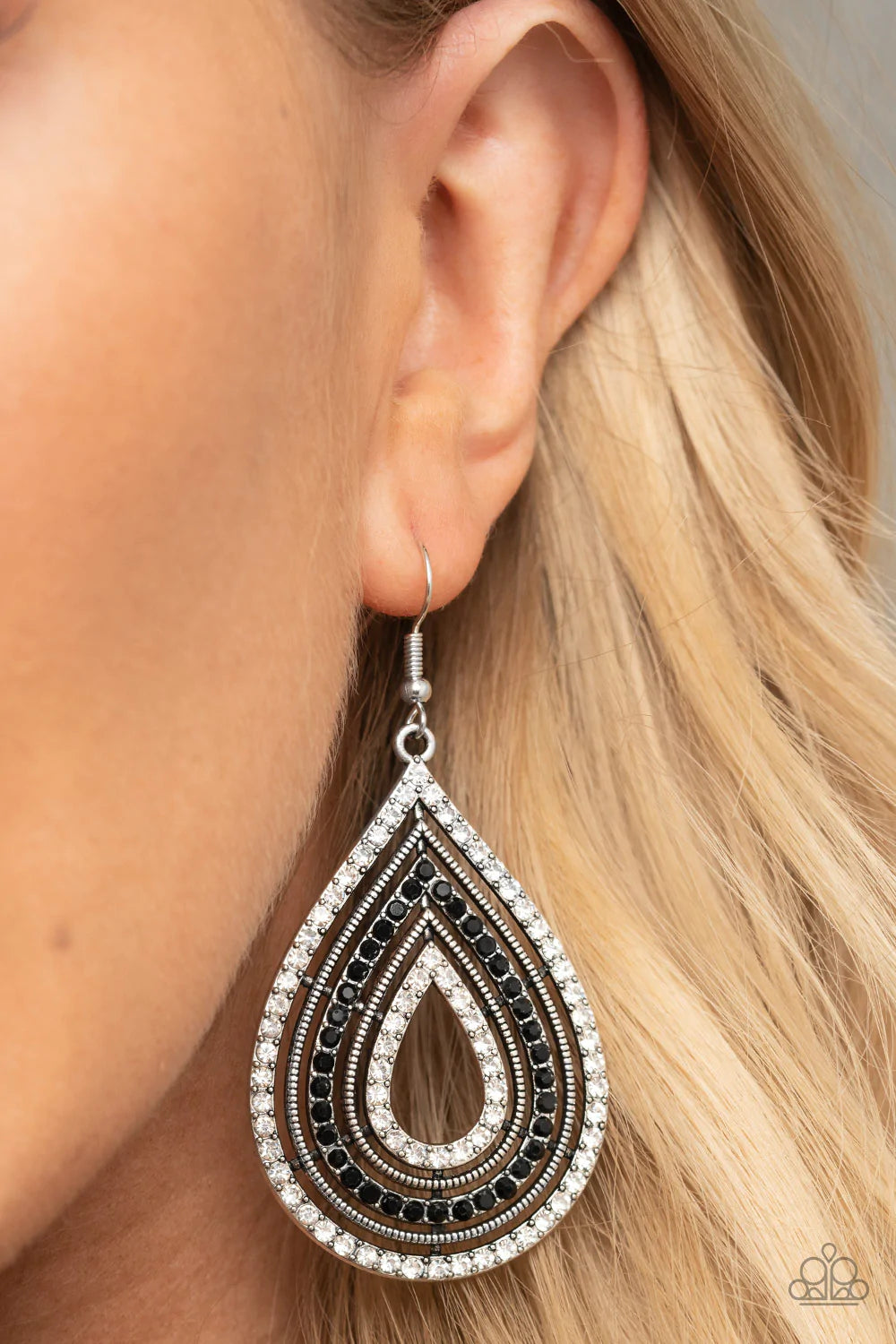 Paparazzi - 5th Avenue Attraction - Black - Earrings